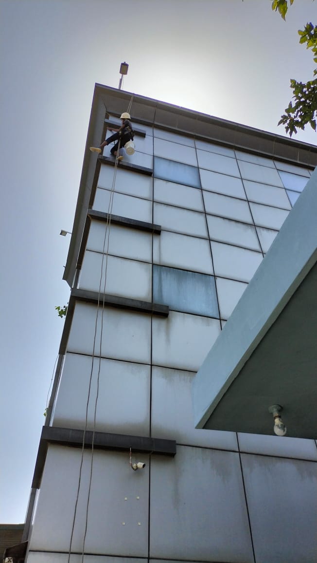 facade glass cleaning services in Gurgaon